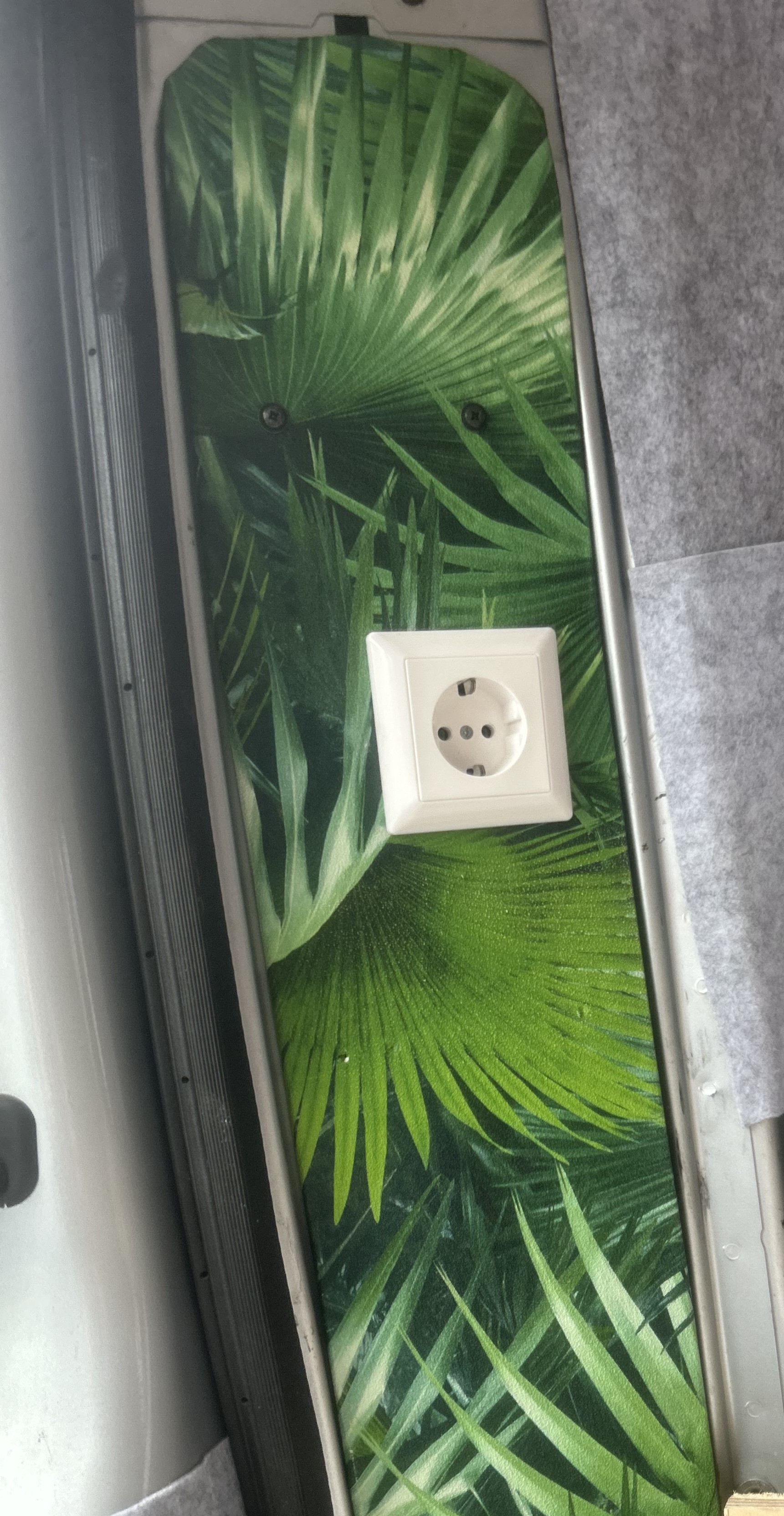 Tapete auf Holz kleben